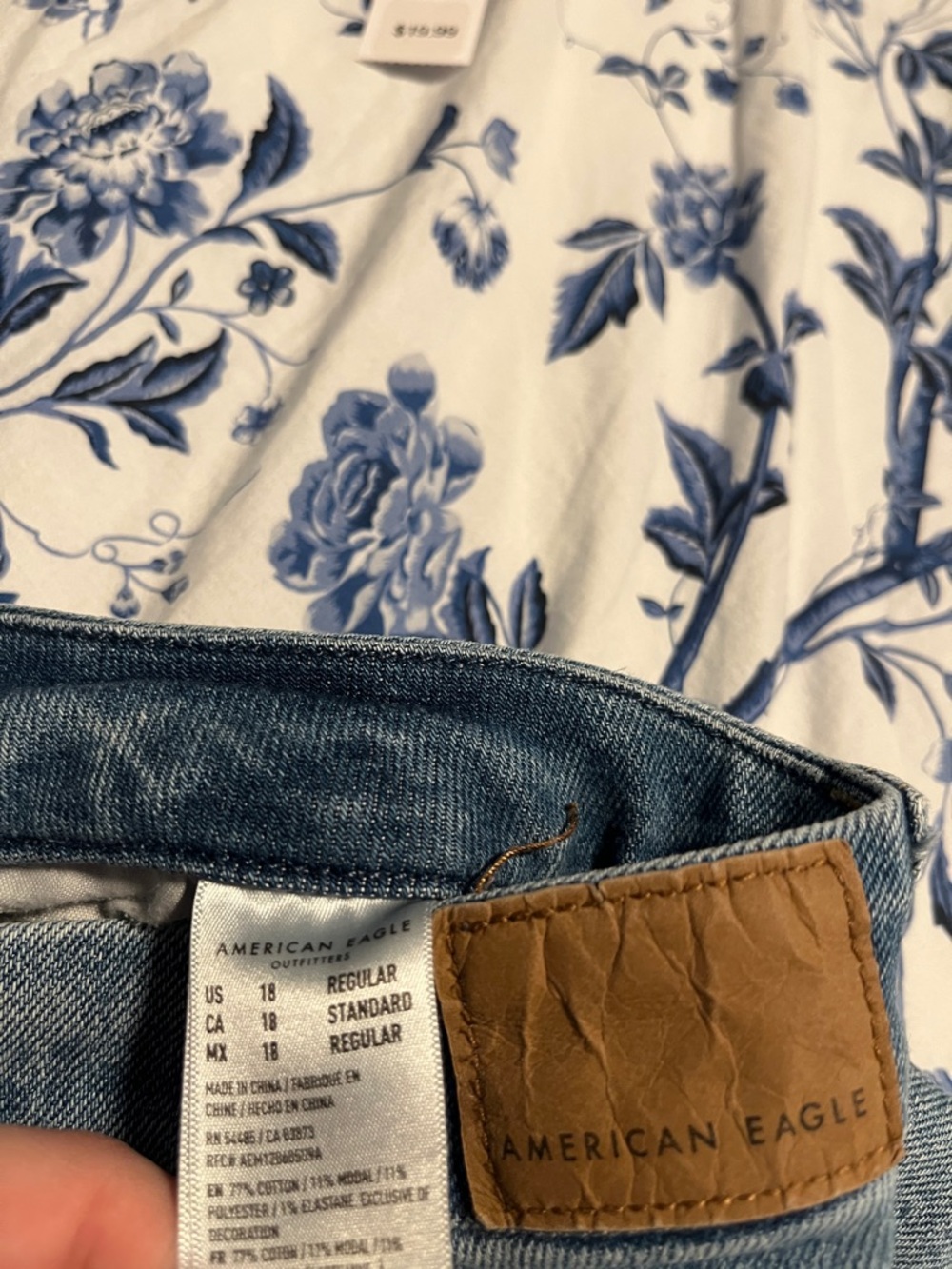 Straight-Leg Light Blue Jeans for Women - High Rise Crop - Picture 3 of 3